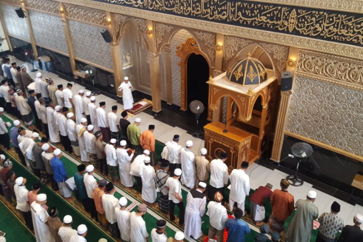 Warga padati Masjid Agung Oesman Al-Khoir Sukadana
