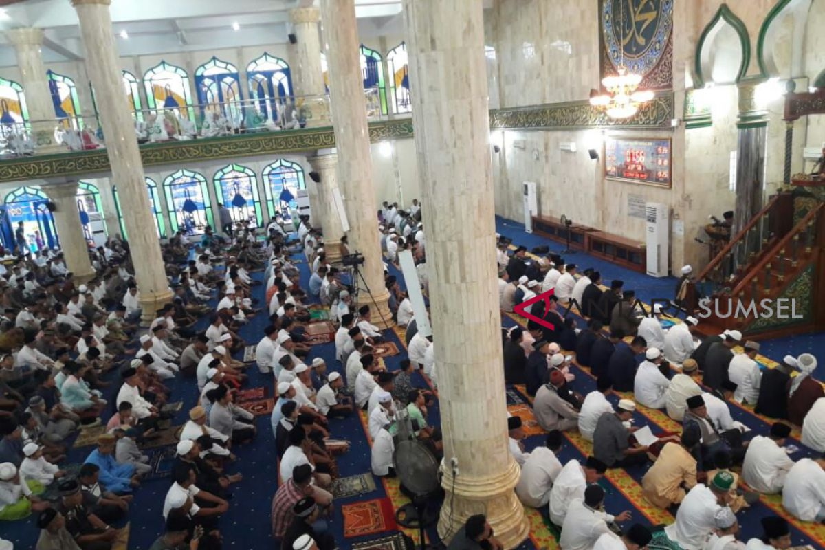 Hujan warnai sholat Ied di Masjid Agung Lubuklinggau