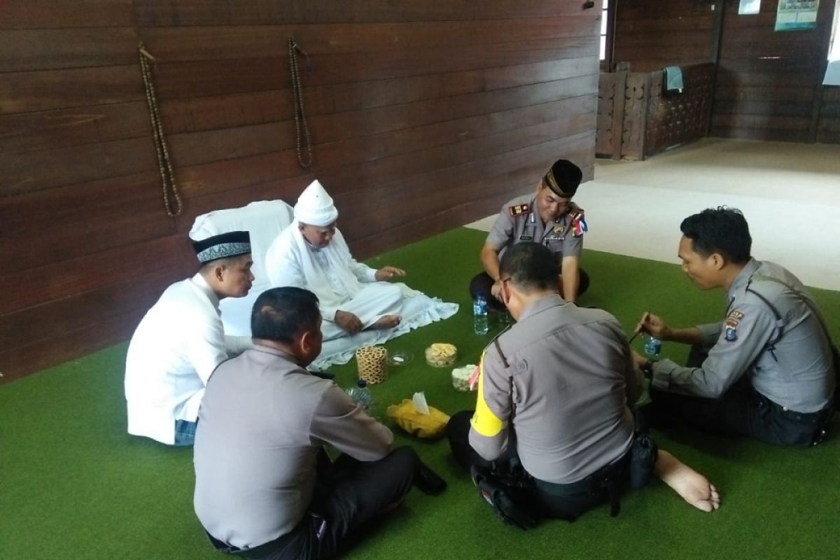 Kapolres Berlebaran Ke Rumah Tuan Guru Babussalam