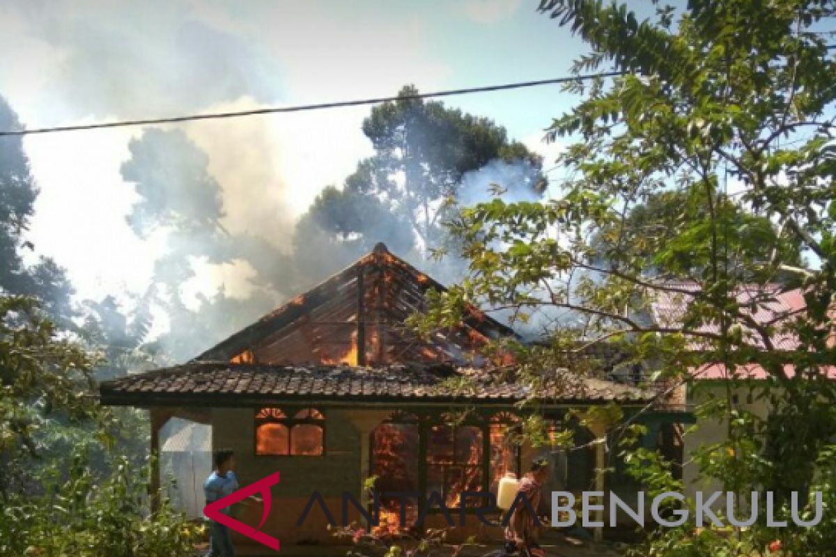 Rumah warga Mukomuko ludes terbakar