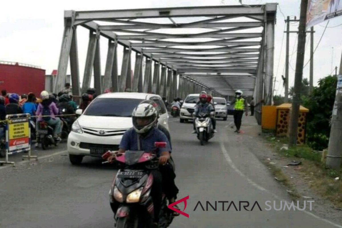 Pembanguan jembatan wampu belum rampung akibatkan kemacetan