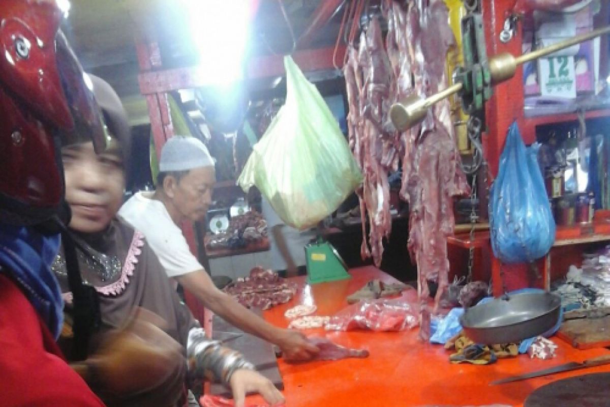 Harga daging sapi dan ayam beku bertahan