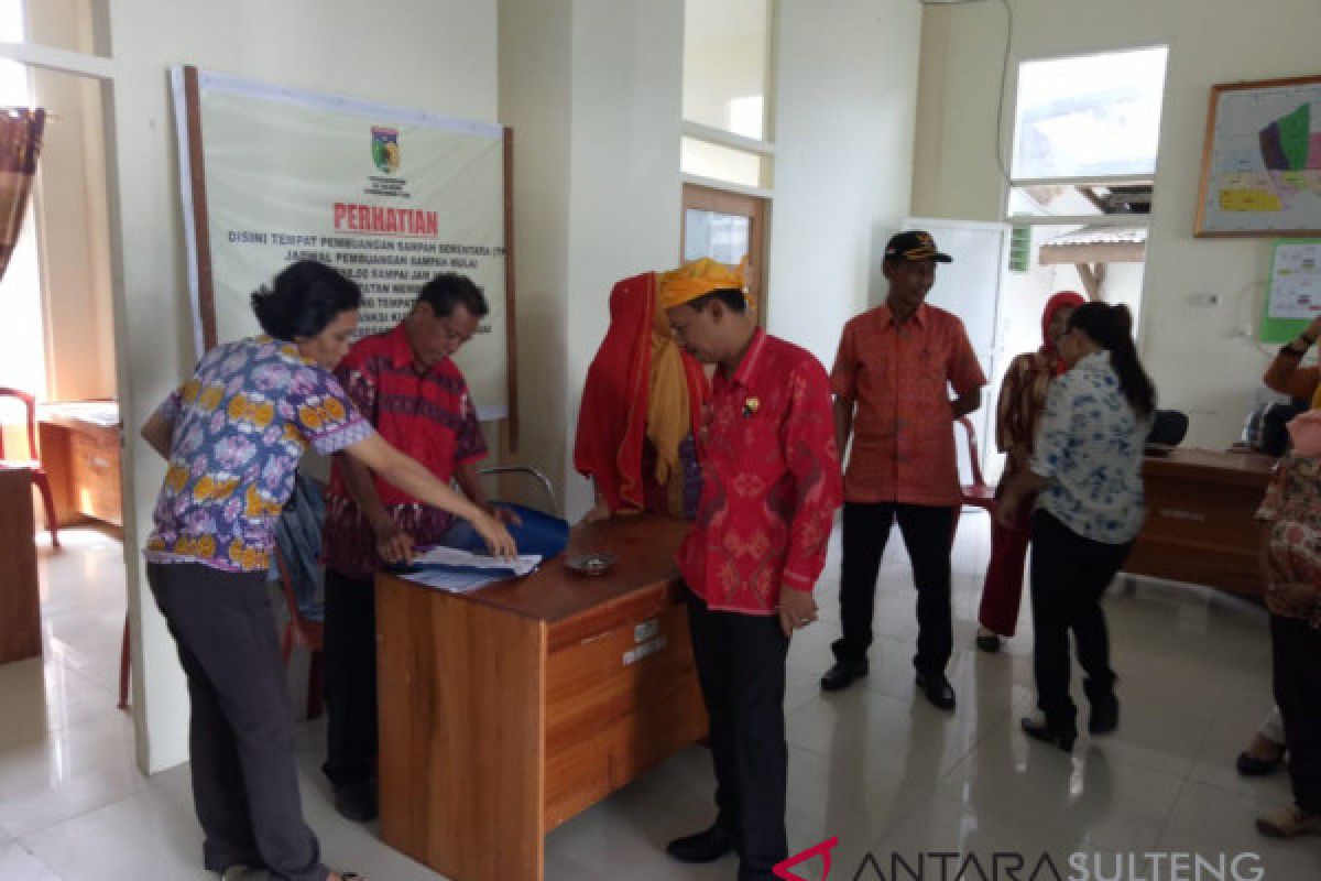 Hari Pertama Kerja di KBRI Beijing Ditandai Pemotongan Tumpeng Nasi Kuning