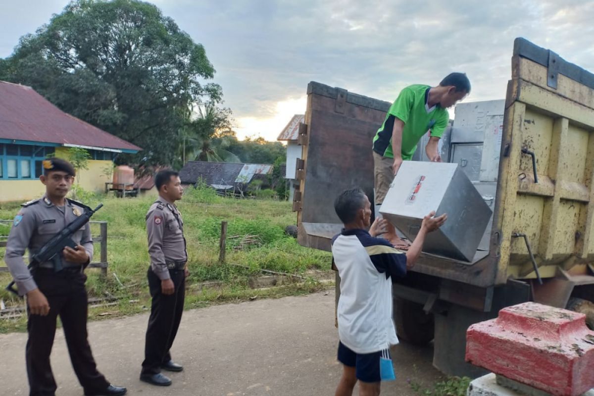 Distribusi logistik pilkada ke pedalaman Sintang aman lancar