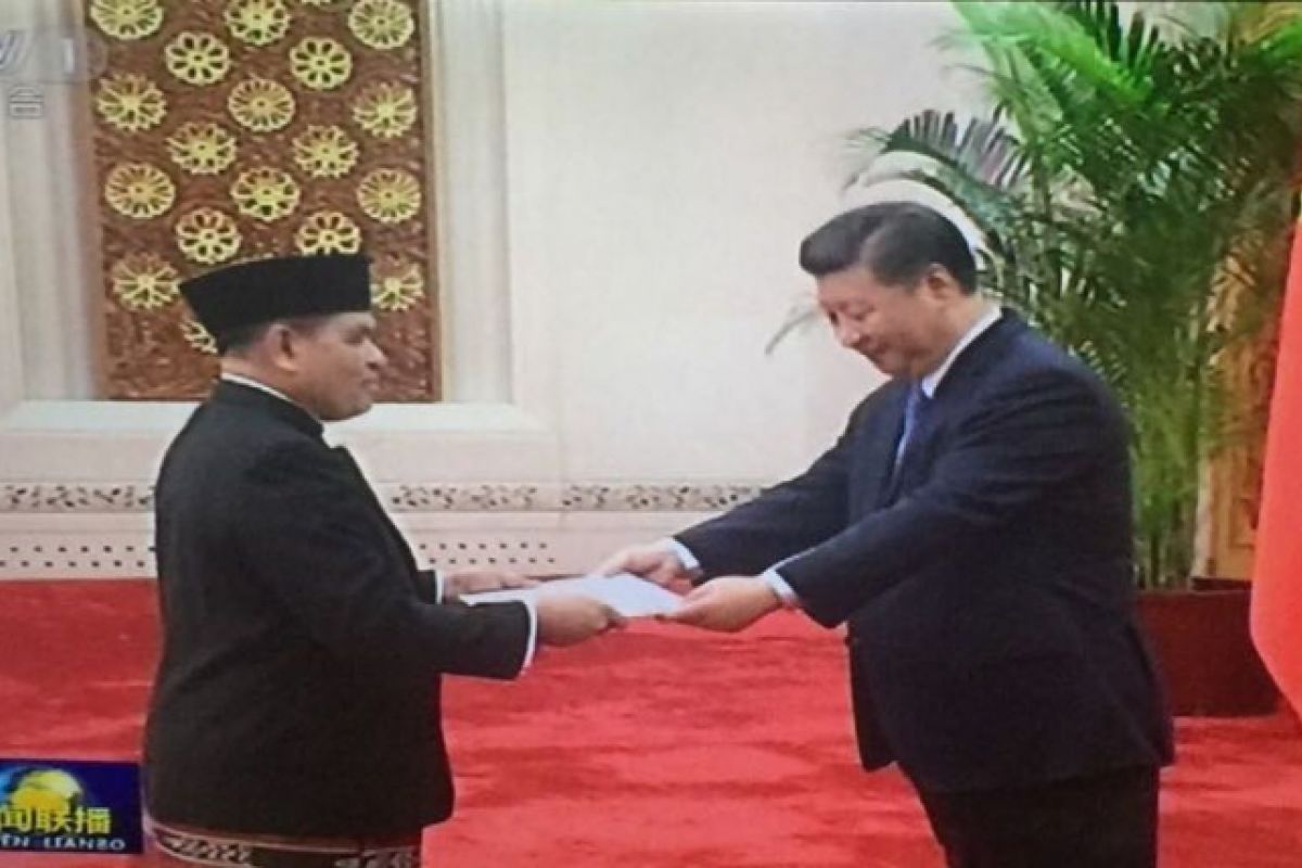 Menghadap Presiden Xi Jinping, Djauhari Bersarung