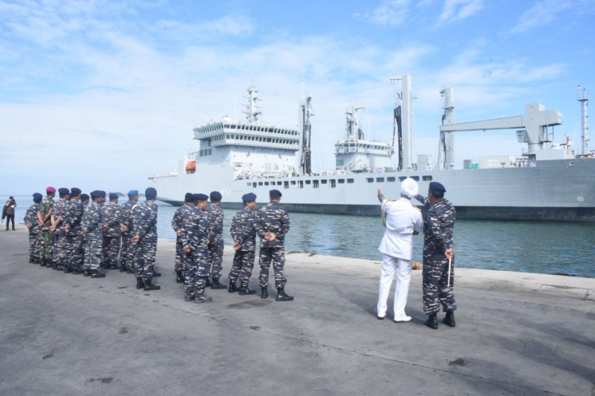 Kapal perang AL India berlabuh di Makassar
