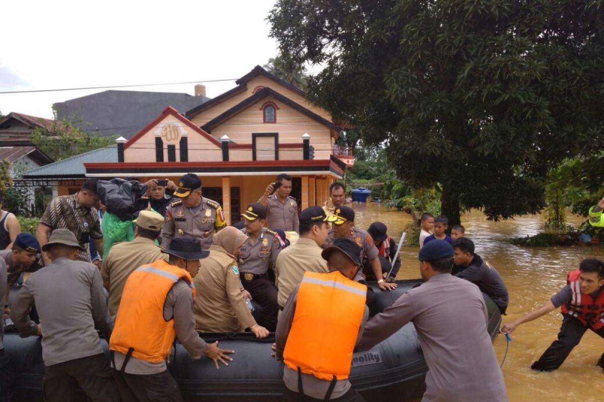 Gubernur Sultra pantau sejumlah lokasi banjir