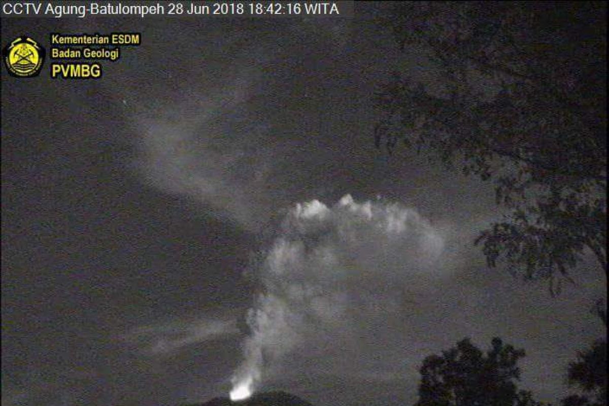 PVMBG amati material panas di kawah Gunung Agung