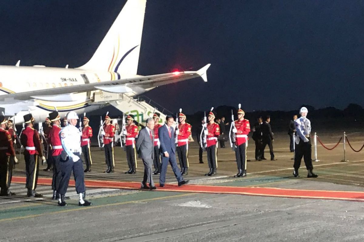 Jokowi welcomes arrival of Mahathir at Halim Perdanakusuma