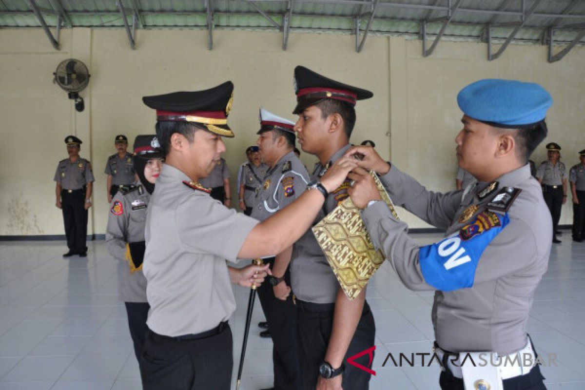 24 Polisi Padang Pariaman naik pangkat