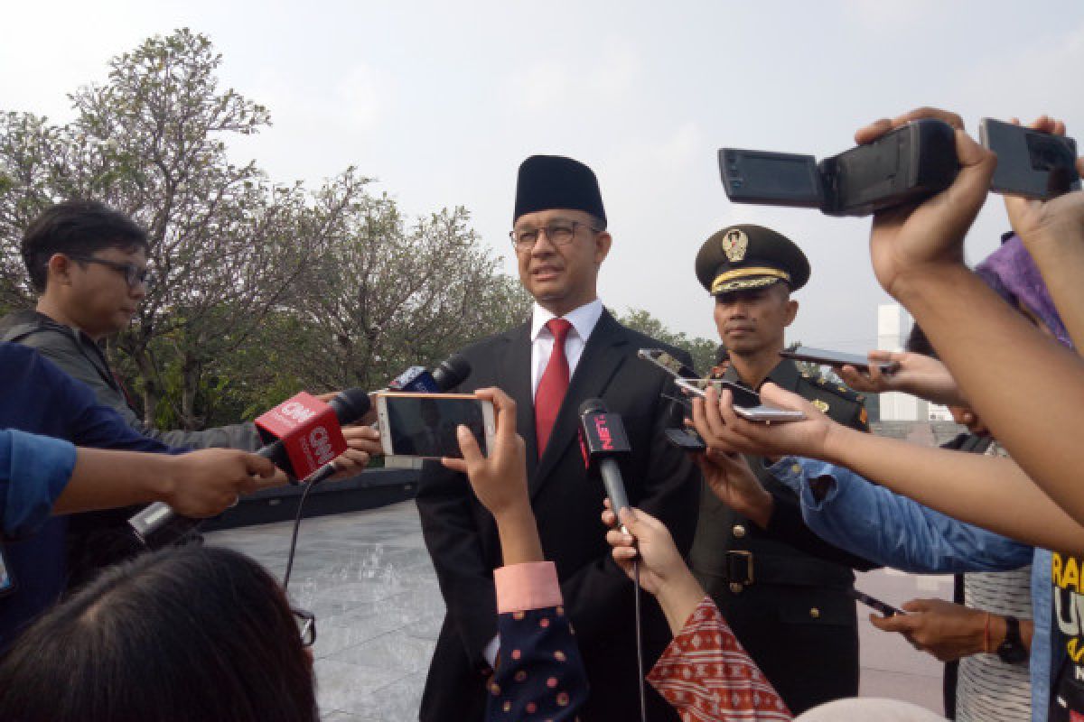 Kegiatan Anies dan Sandiaga di malam  takbiran