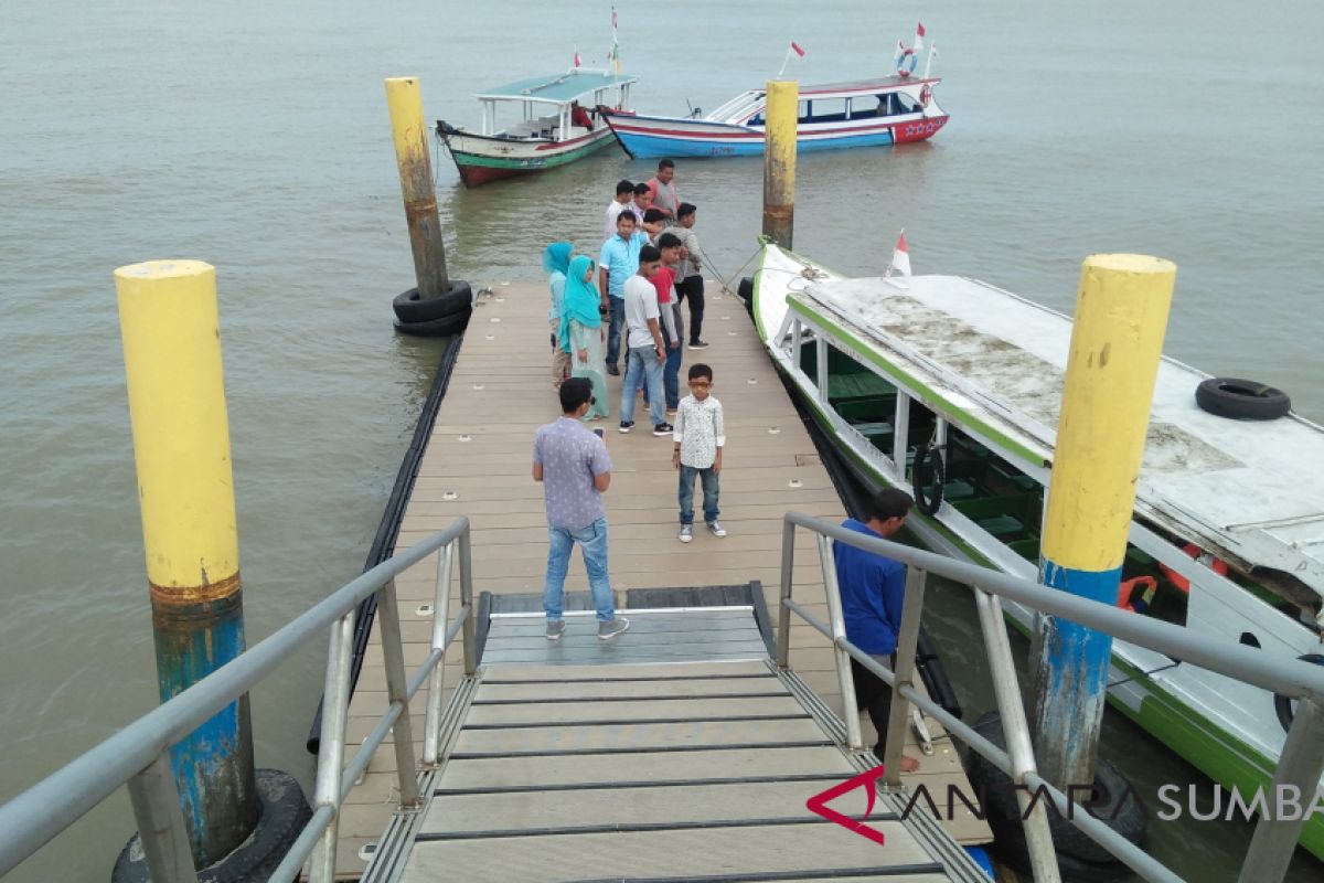 Ratusan wisatawan  tertahan di pulau Angso Dua akhirnya  dievakuasi (video)