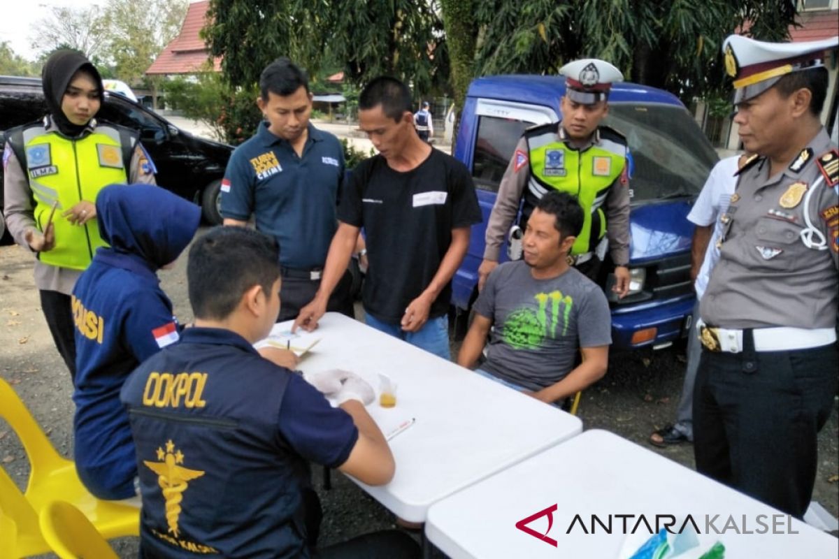 Arus Mudik : Polres HST tes urine sopir taksi