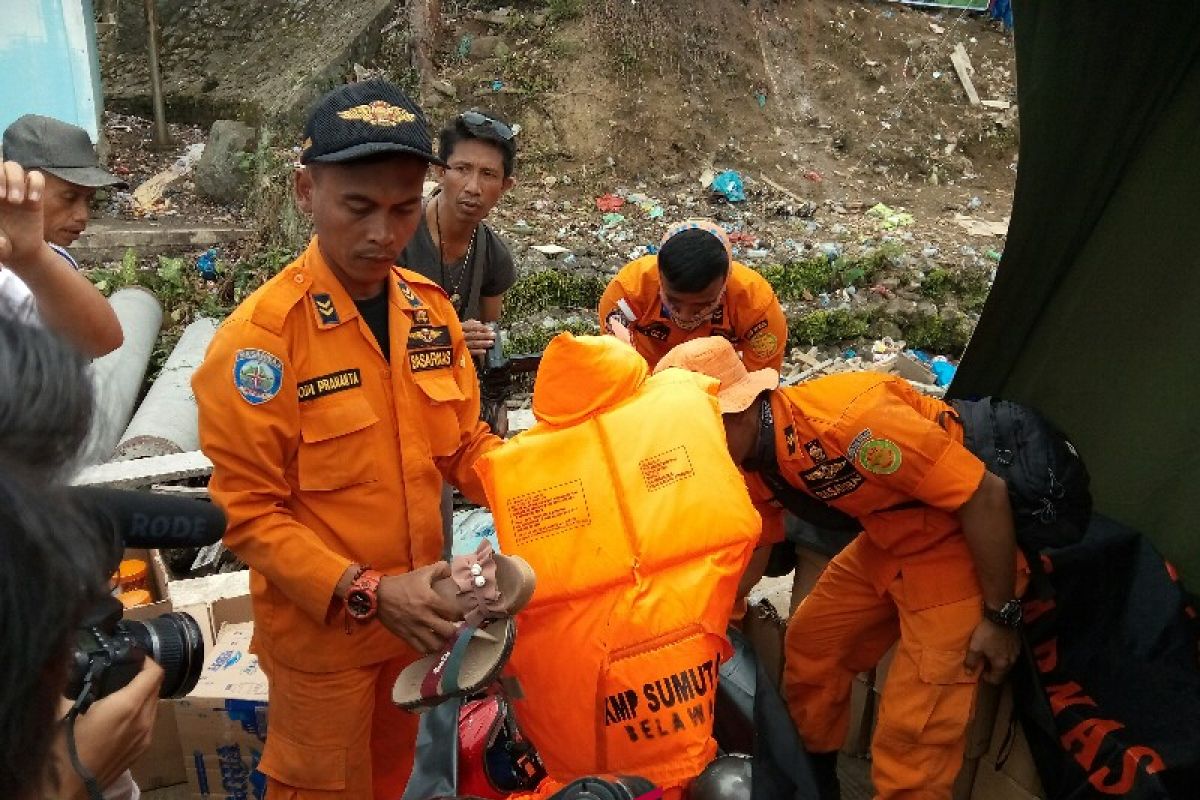 Tim temukan helm dan sandal korban