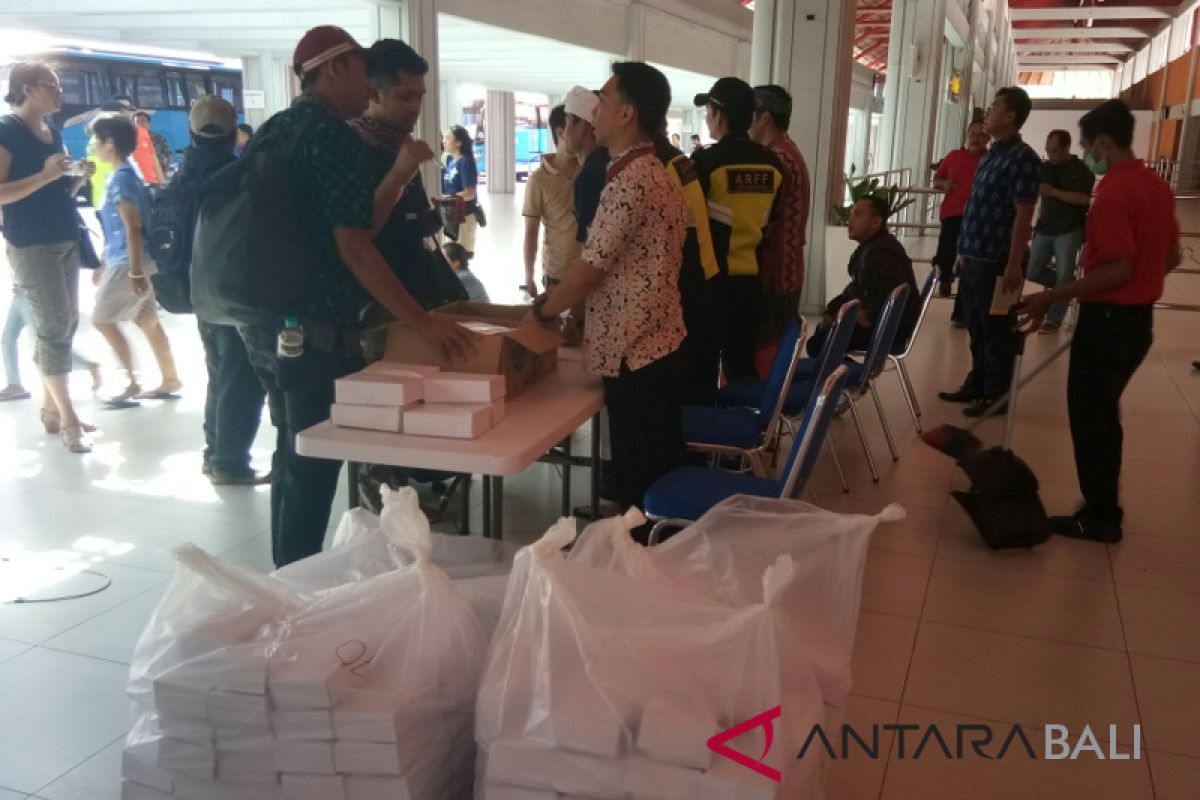 Bali Airport serves free snacks, musical entertainment