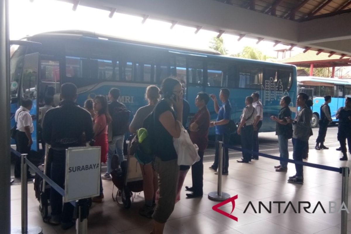 Ratusan penumpang domestik Bandara Bali pilih bus gratis