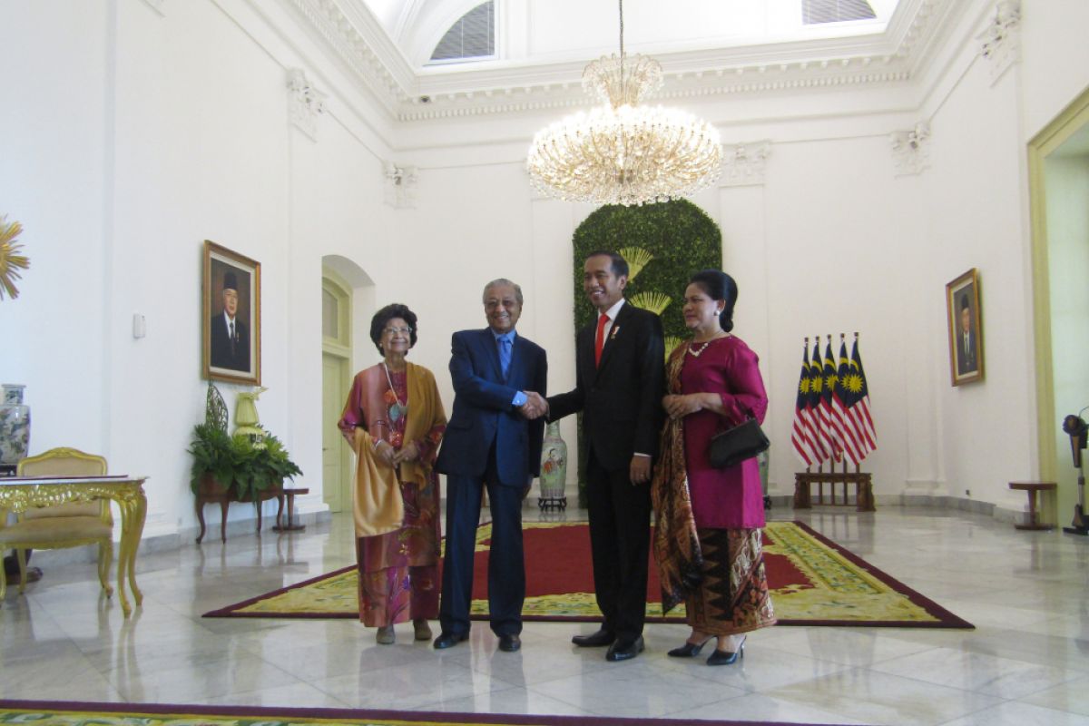 President Jokowi greets Mahathir at Bogor Palace