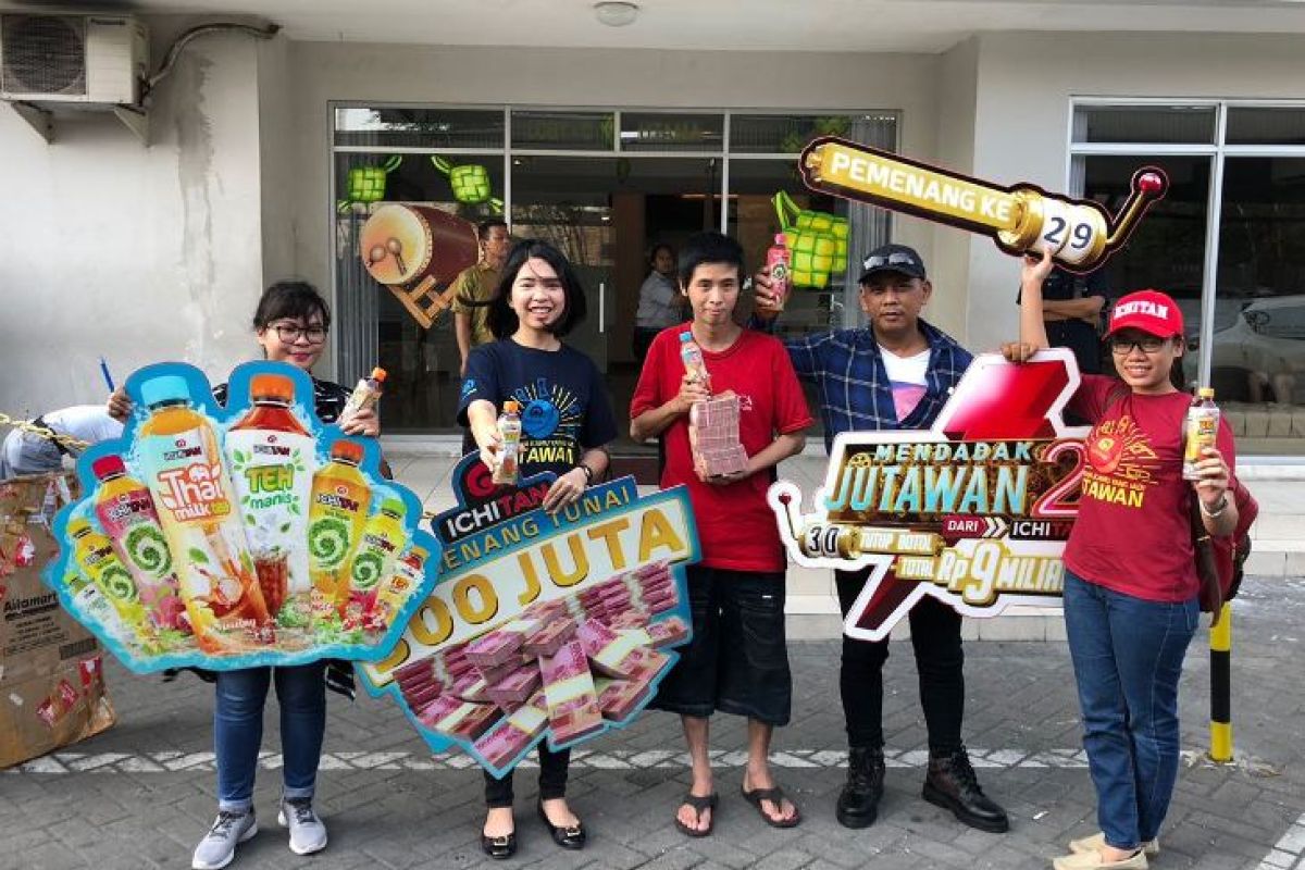 Perusahaan Minuman Thailand Beri Kejutan Warga Surabaya