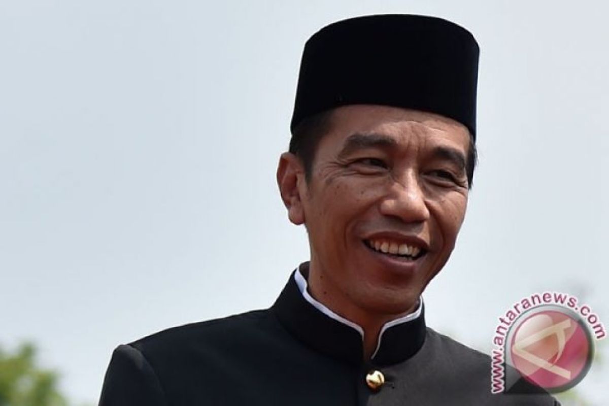 Presiden Jokowi hadiri pembagian paket sembako di Solo