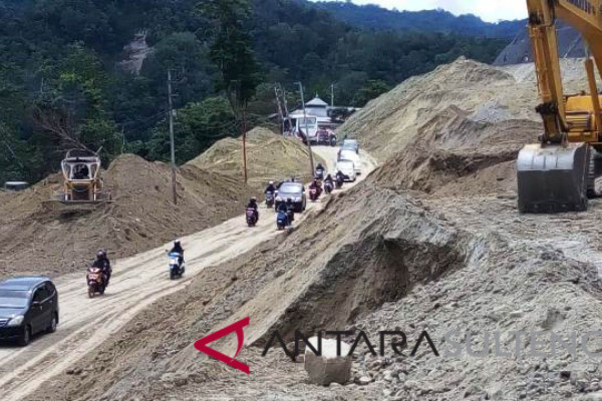 Jalan Trans Sulawesi di jalur "Kebun Kopi" mulai normal
