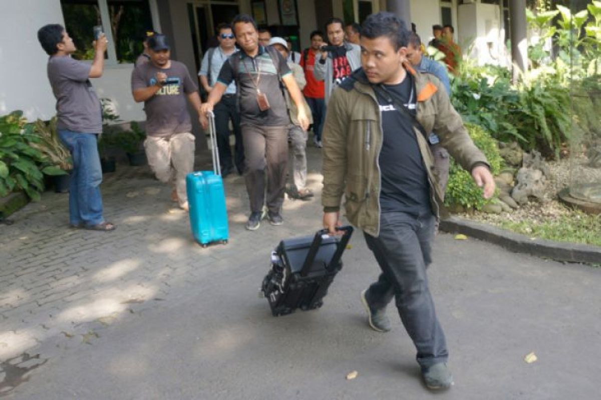 KPK bawa empat koper hasil penggeledahan di Tulungagung