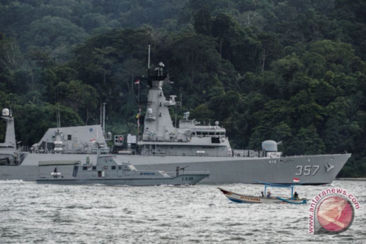 KRI Bung Tomo tangkap dua kapal Vietnam di Perairan Natuna