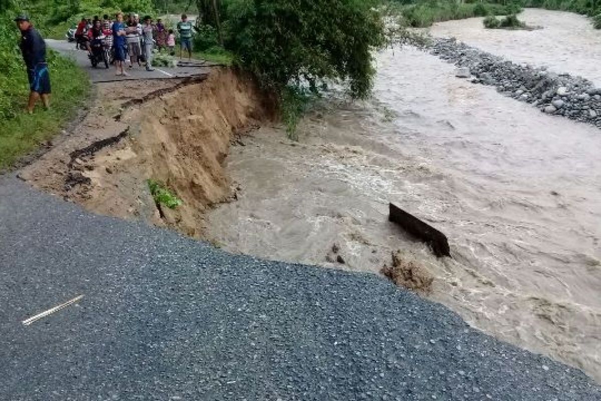 Road from Palu to Kulawi washed away