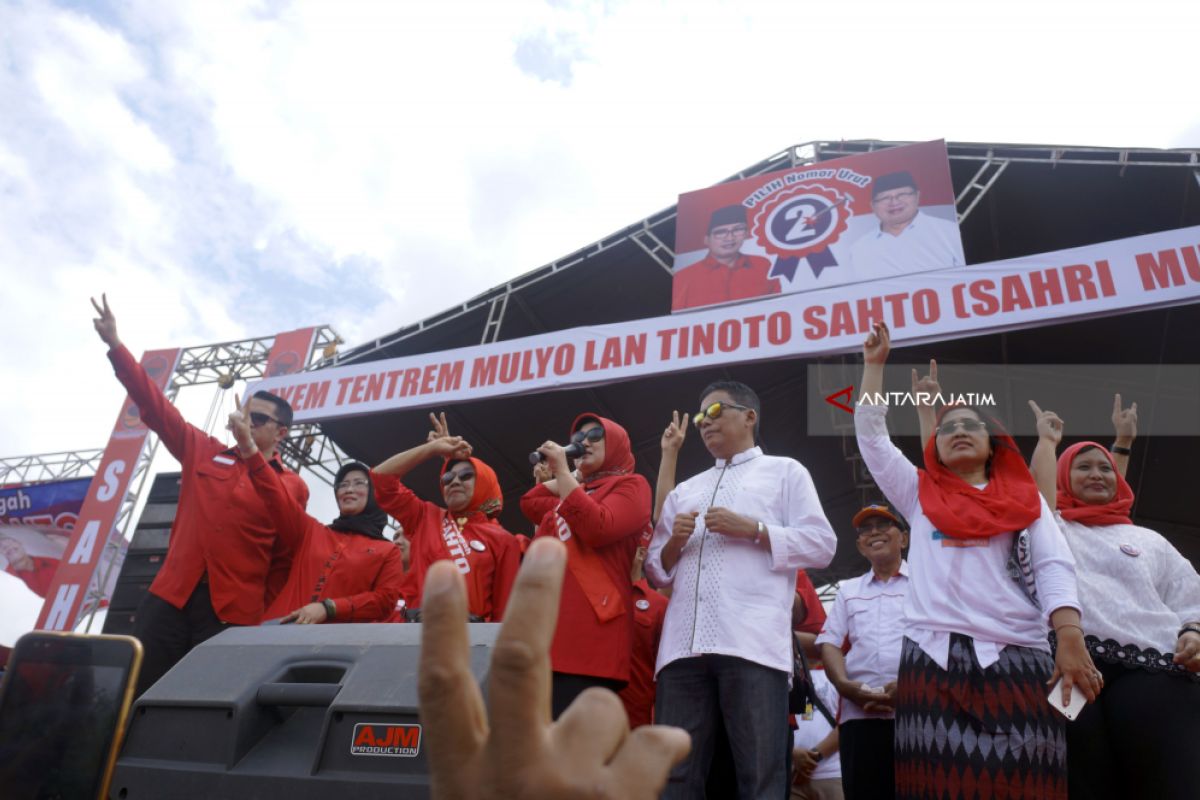 Sambil Terisak, Wiwik Berorasi Menangkan Pasangan SAHTO