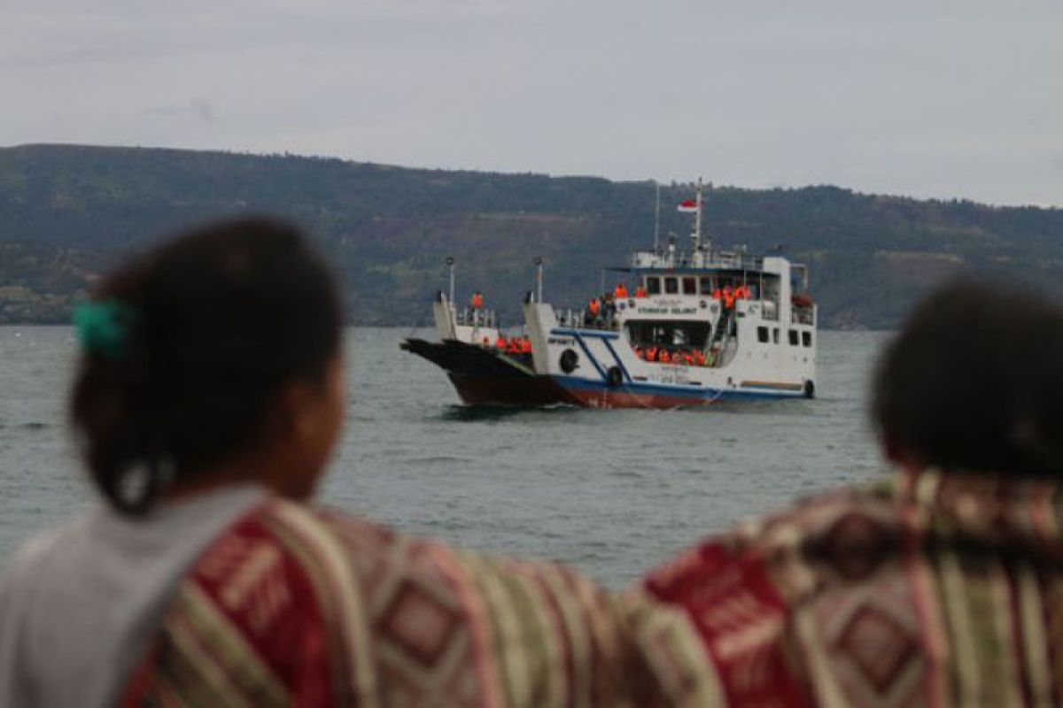 Kapal tenggelam Danau Toba satu mil dari pelabuhan Tigaras