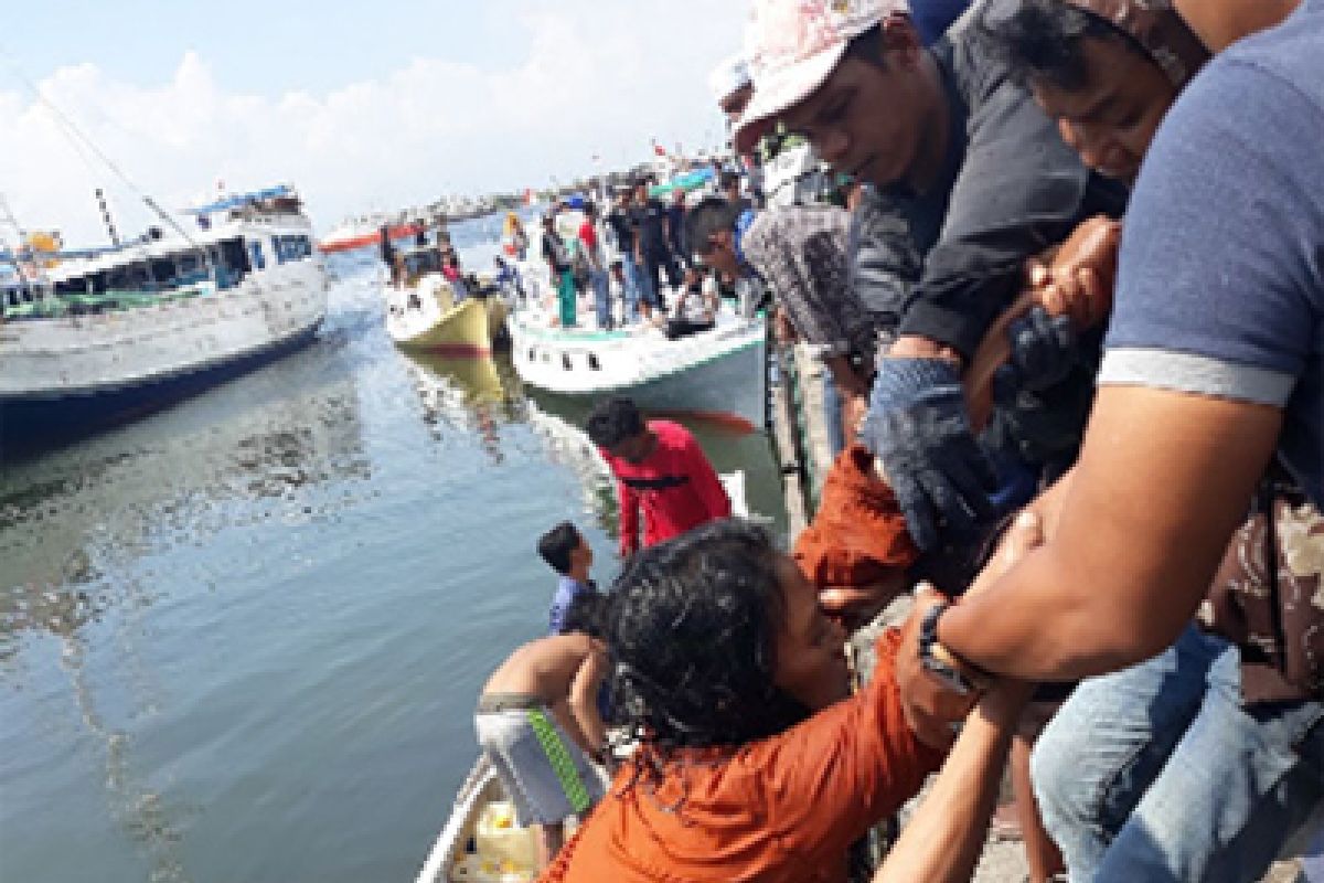 Kapal penumpang karam di perairan Makassar