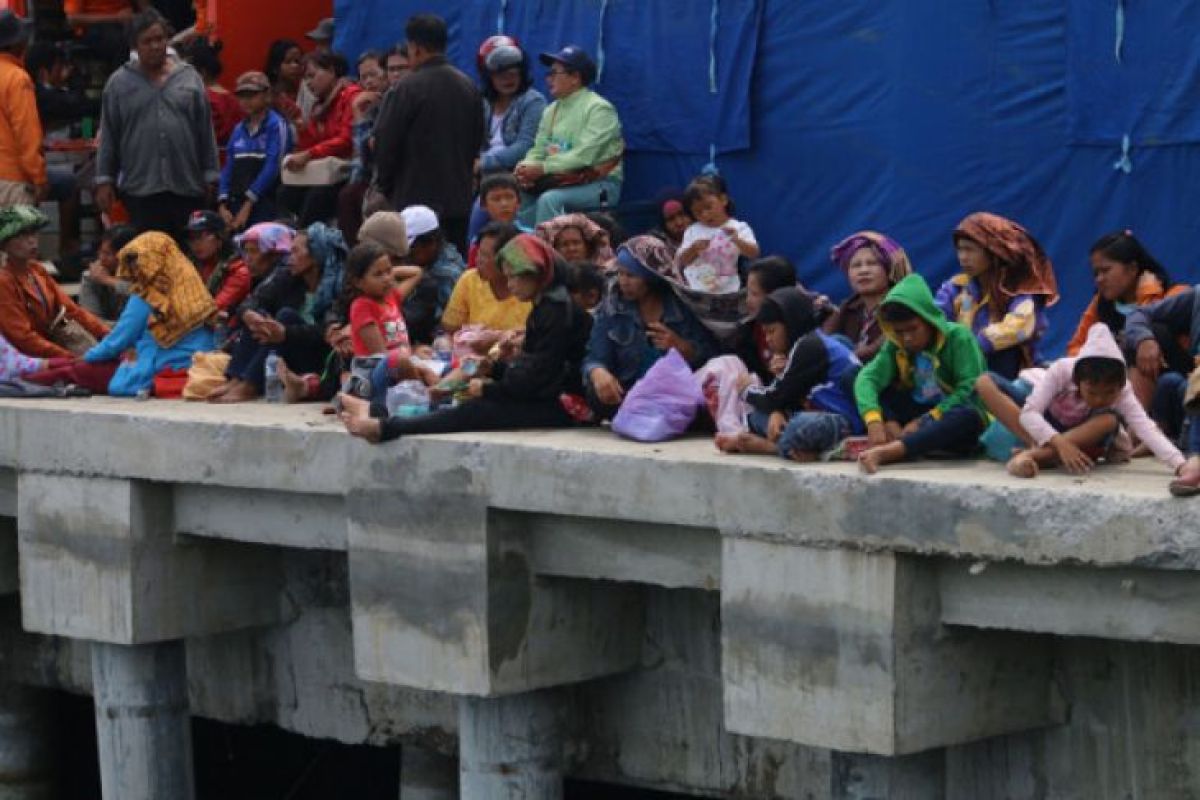 Keluarga Korban Menyaksikan Acara Adat Danau Toba 