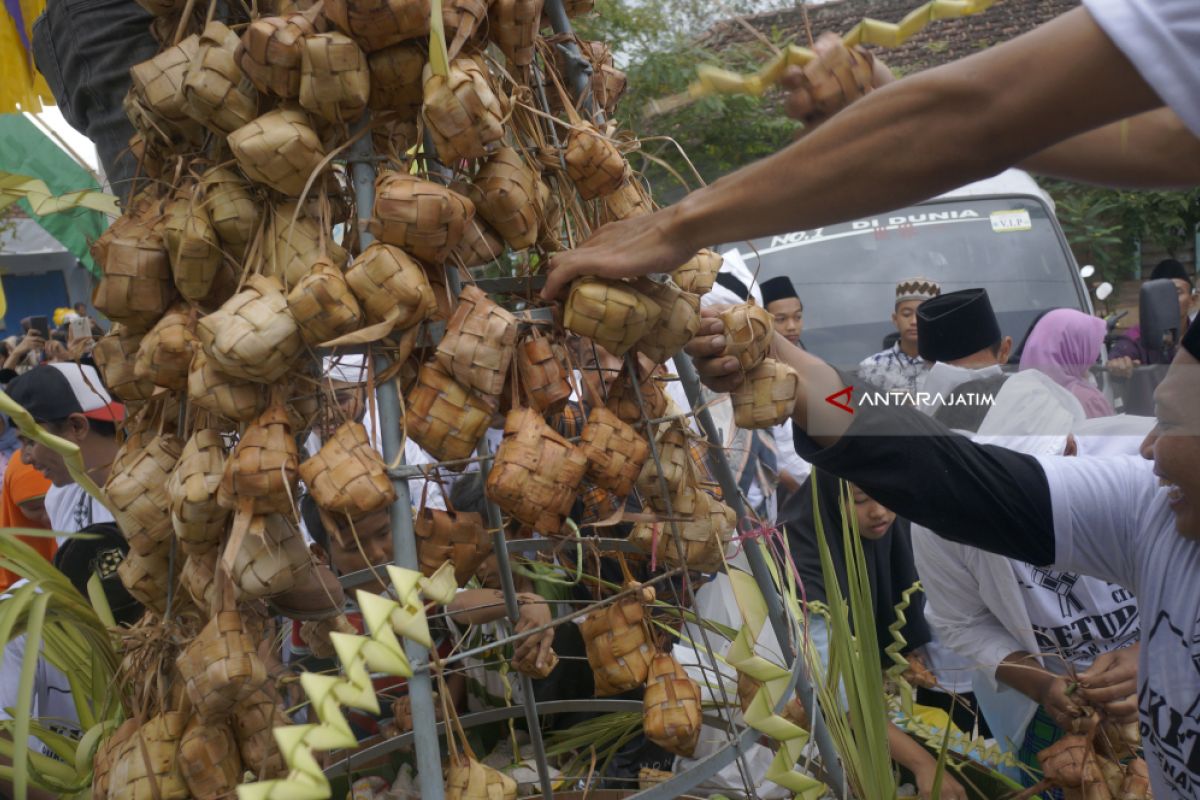 Ribuan Warga Trenggalek Rayakan Lebaran Ketupat