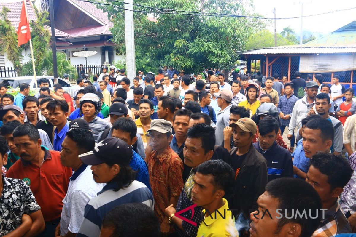 Petugas linmas demo ke KPUD Tapteng ancam mogok kerja