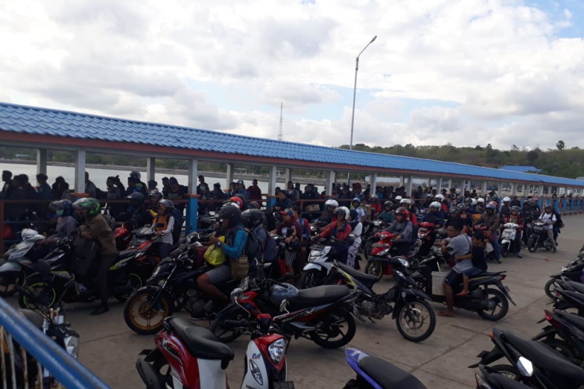 Pemudik sepeda motor memadati pelabuhan feri Bolok