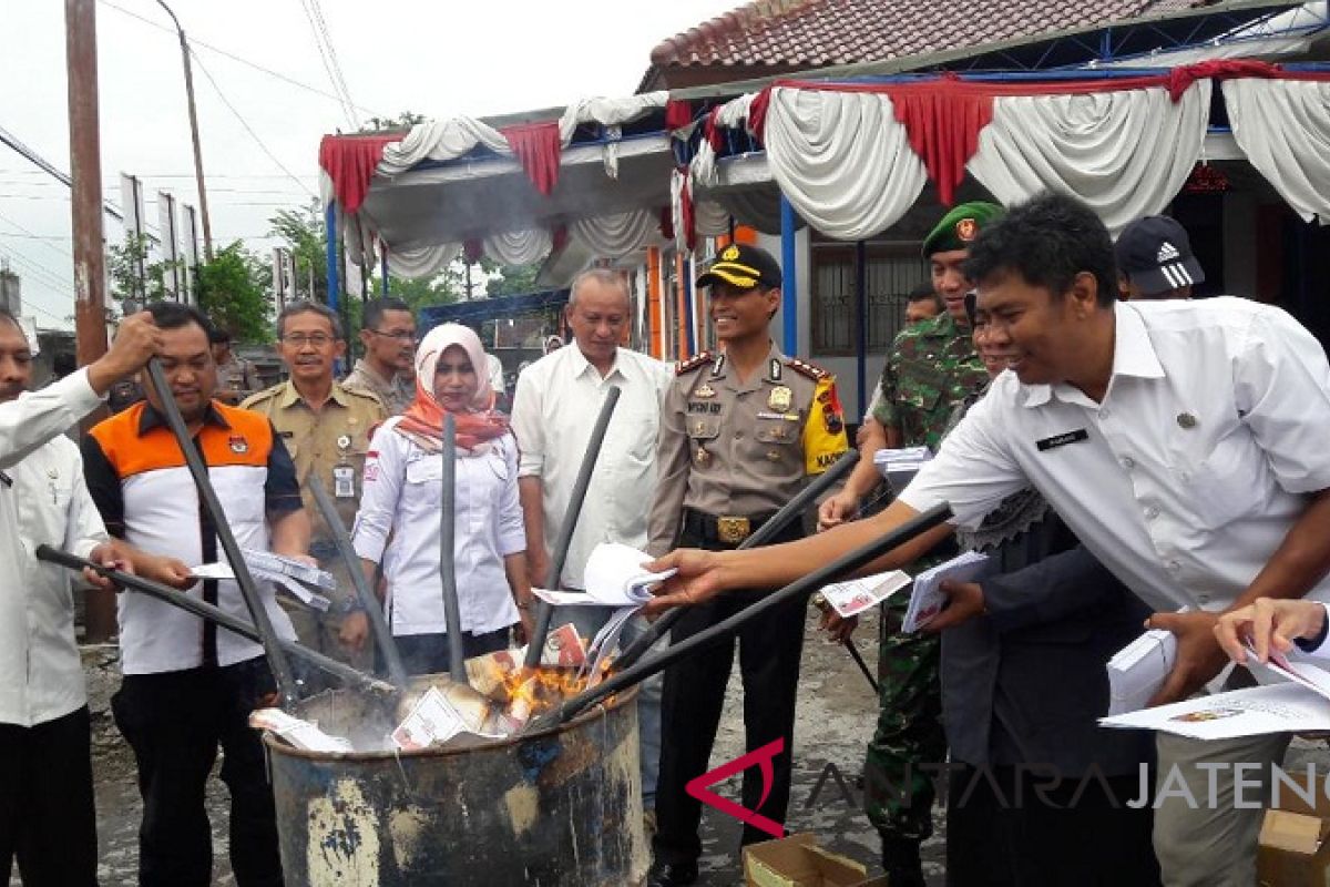 Ratusan lembar surat suara suara rusak di Batang dimusnahkan