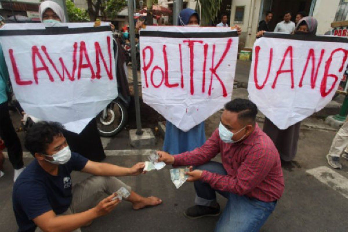 Bawaslu RI dan pengawas luar negeri tinjau TPS di tiga daerah