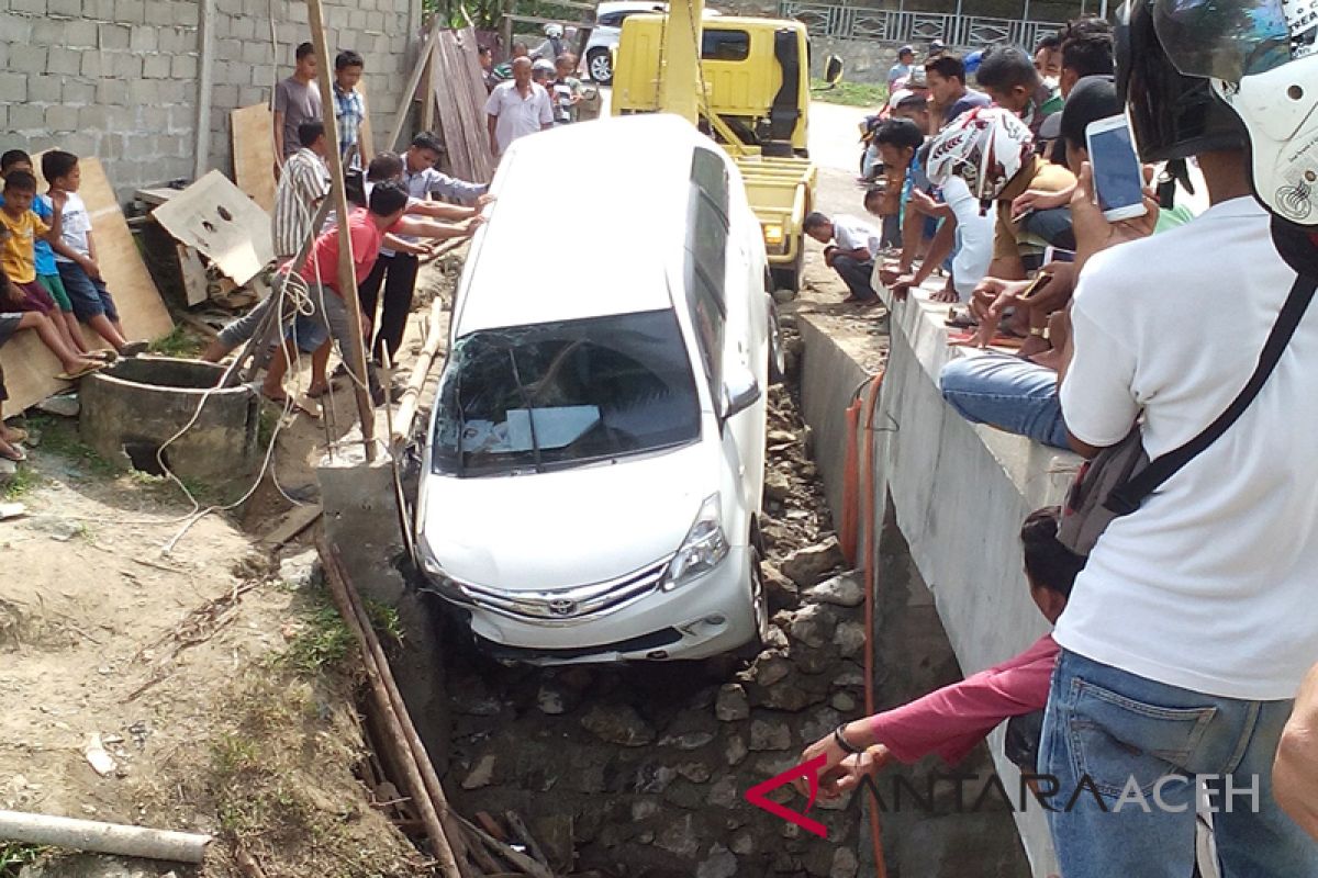 Terjebak pekerjaan proyek mobil nyemplung kolong jembatan