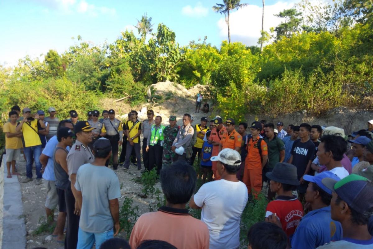 Tim gabungan melakukan pencarian warga Nusa Penida