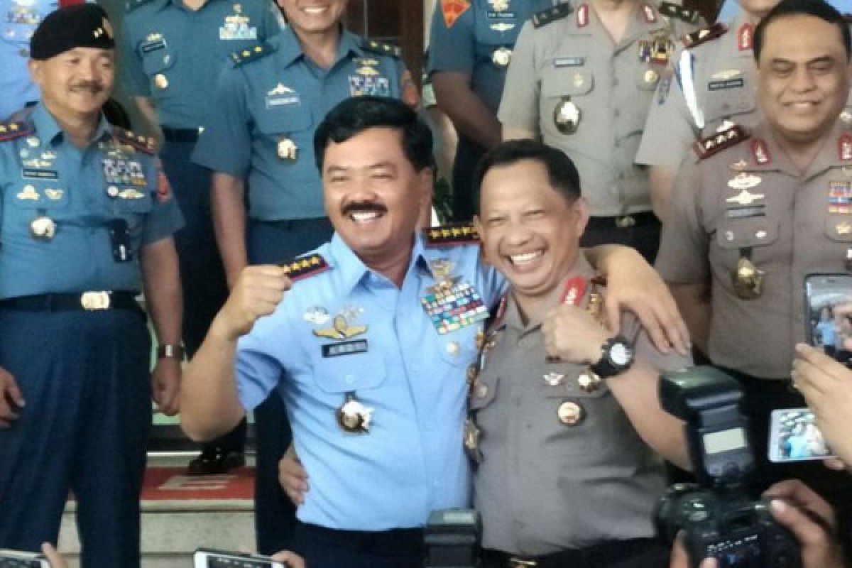 Panglima TNI-Kapolri kompak klarifikasi soal foto "dua jari"