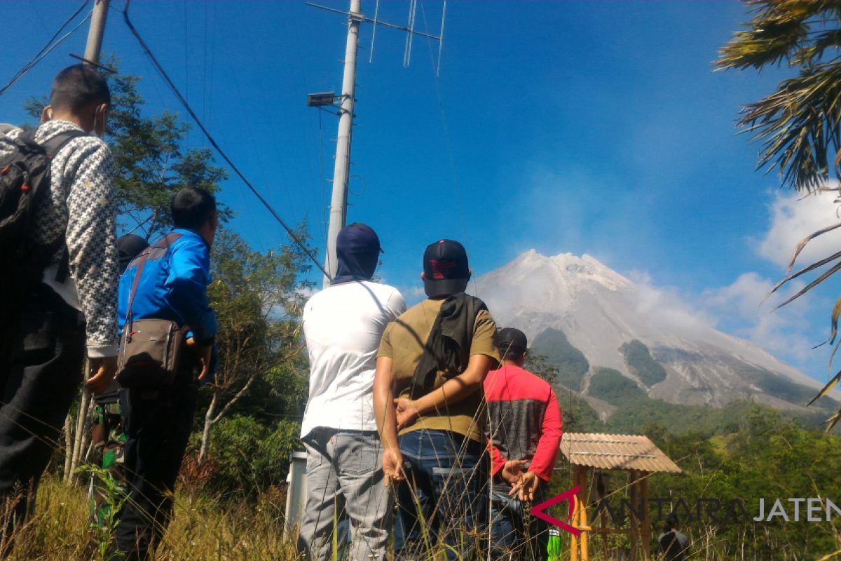 Warga Desa Krinjing waspadai letusan Merapi malam