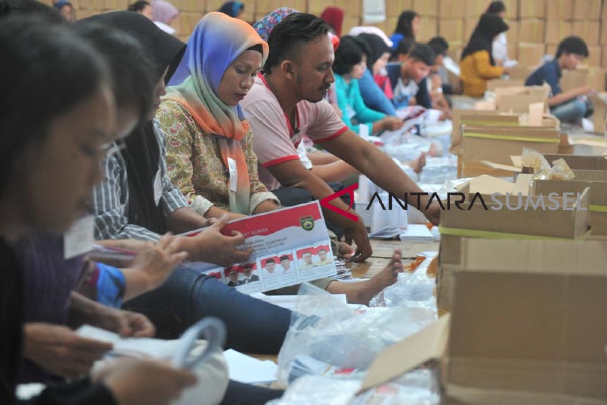 Masyarakat Talang Kelapa Banyuasin terlambat memilih di TPS