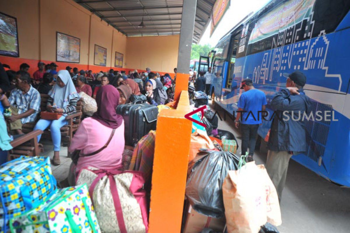 Pengguna bus angkutan Lebaran di Palembang membeludak