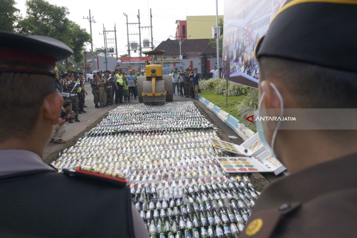 Usai Apel Siaga, Ribuan Botol Miras Ilegal Dimusnahkan