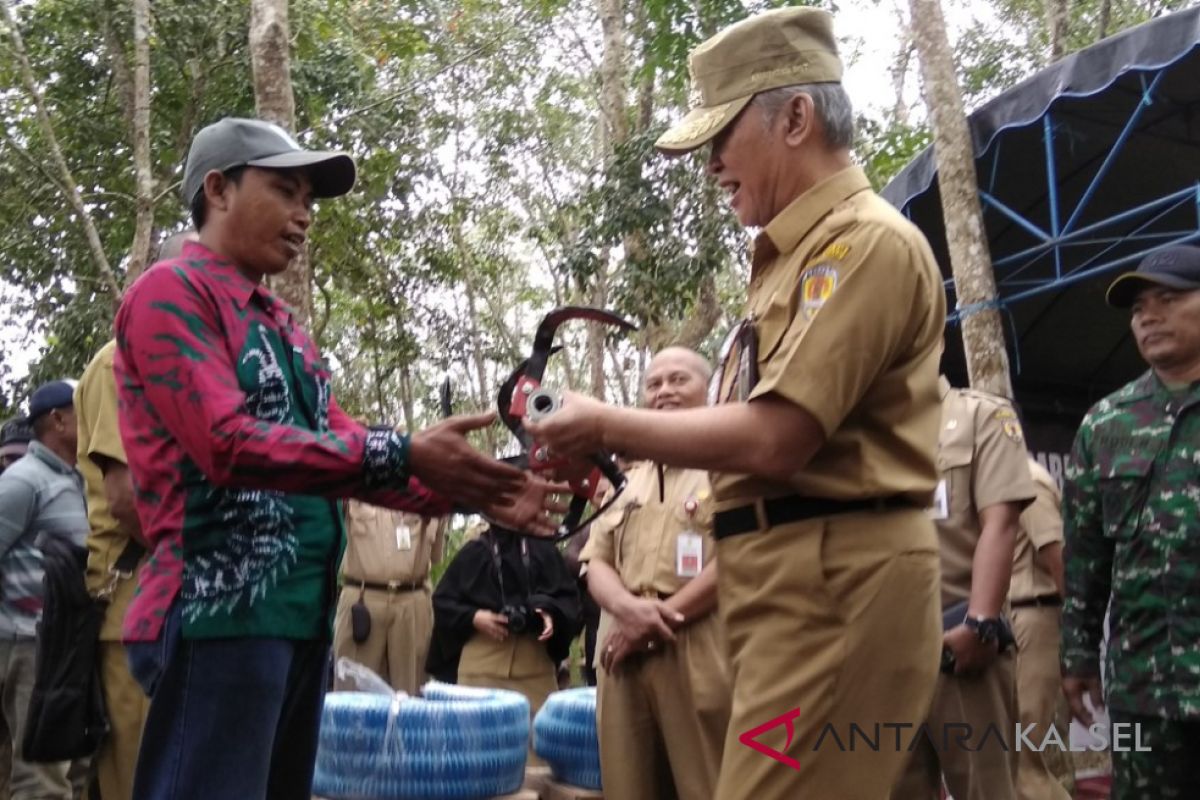 Pemkab HST bagikan Alsintan untuk peningkatan hasil perkebunan