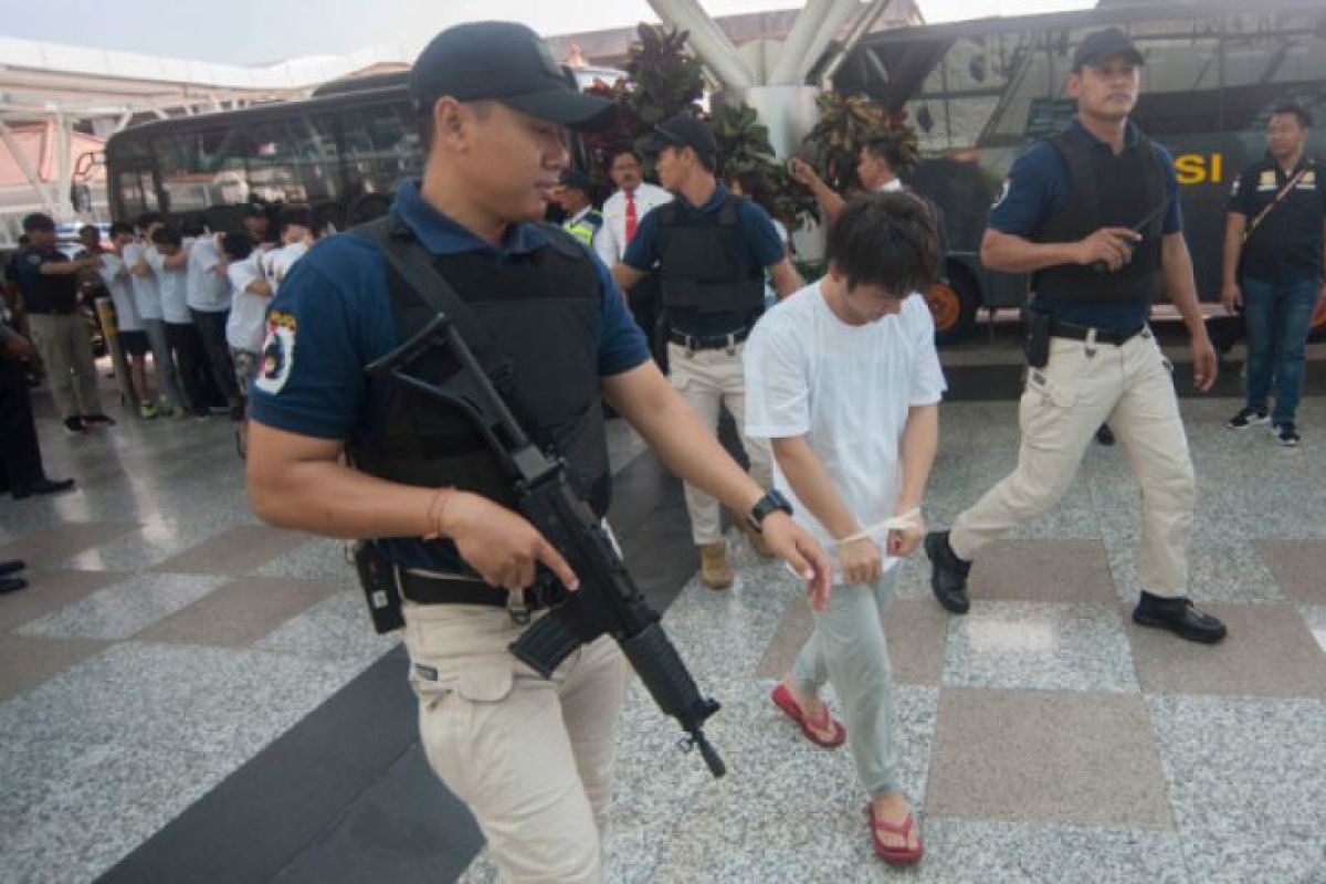 105 tersangka penipuan yang diusir Indonesia tiba di China