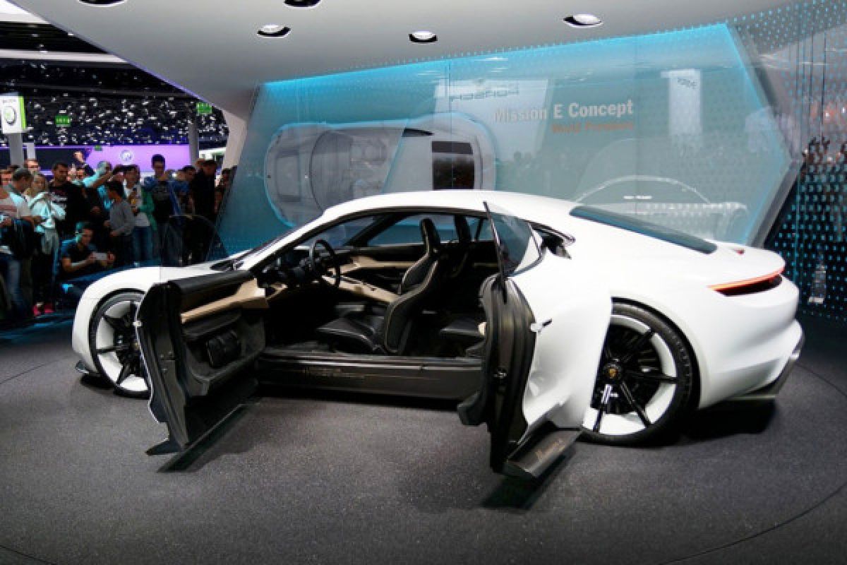 Taycan, nama mobil listik Porsche calon pesaing Tesla