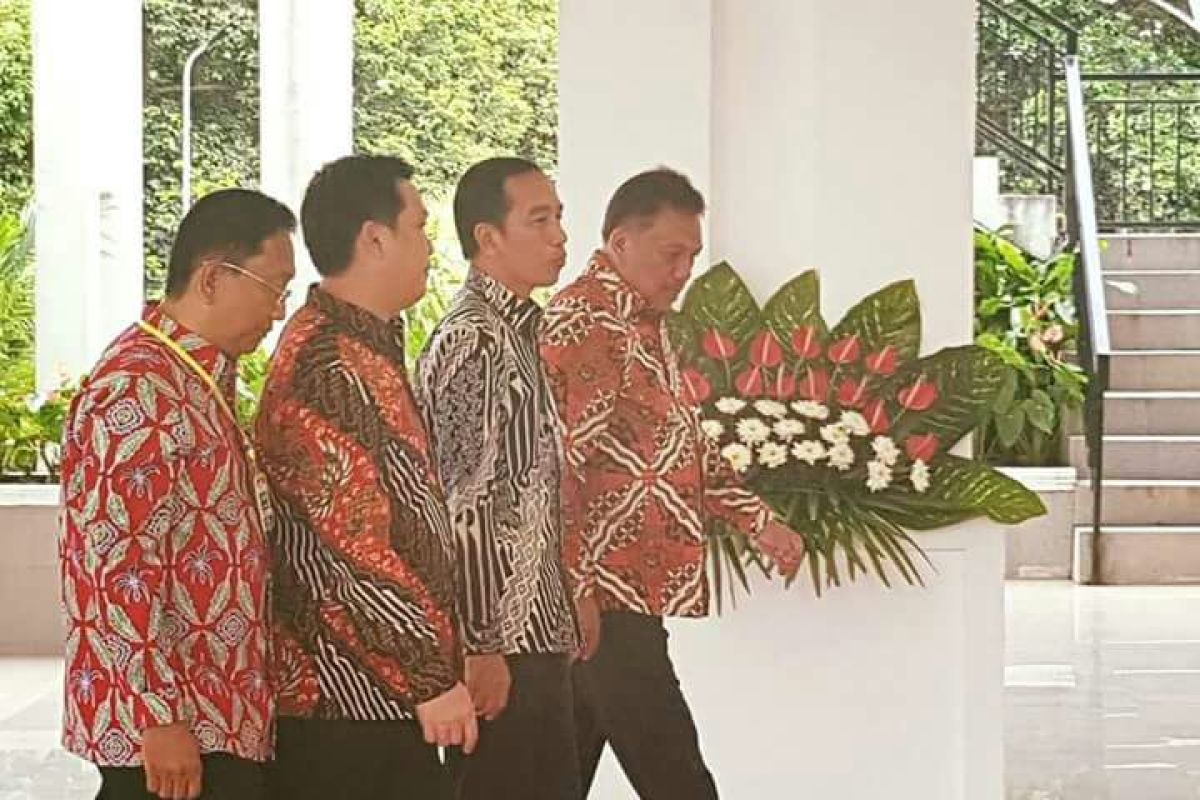 Presiden Jokowi diskusi dengan tiga menteri saat menunggu Mahathir Mohammad