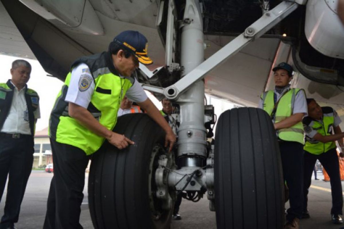 Ramp check pesawat di Bandara Juanda