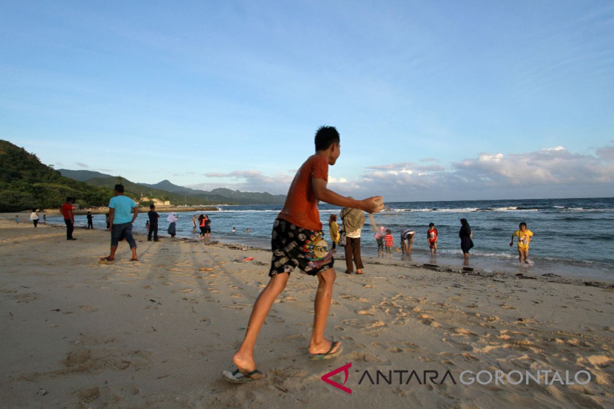 Ratusan Wisatawan Kunjungi Pantai Kurenai