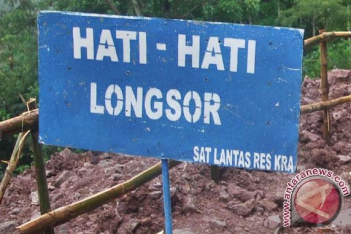 Longsor timpa dua rumah di Kotabaru, Kalsel